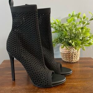STEVE MADDEN SIZE 8.0, BLACK
